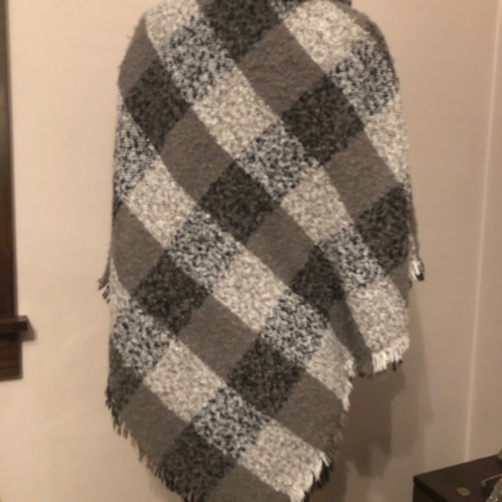 Cape/shawl - Picture 2 of 3